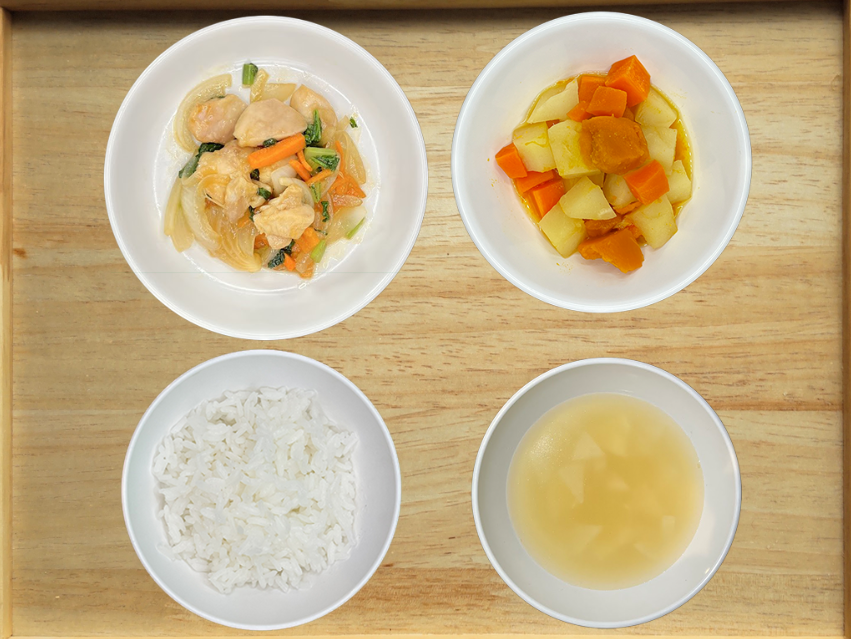ある日の給食：ごはん・鶏のオイスターソース炒め・かぼちゃの煮物・大根と玉ねぎのみそ汁
